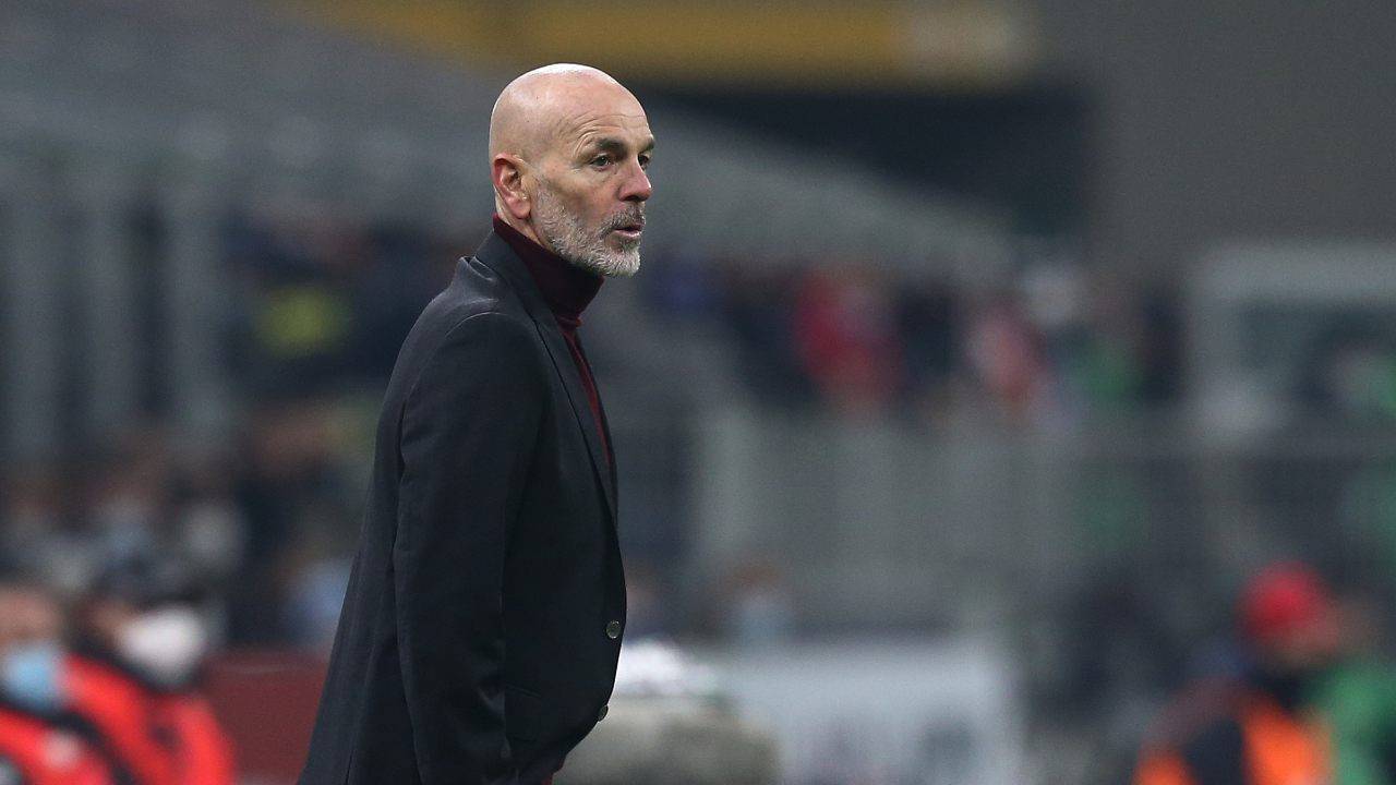 Pioli guarda da bordocampo Milan