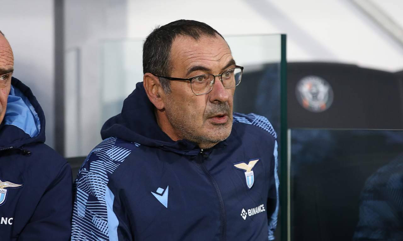 Sarri in panchina osserva in maniera perplessa