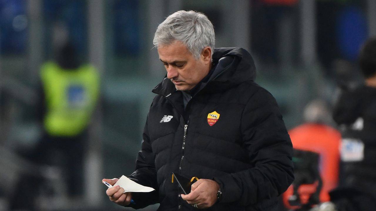 Mourinho legge un foglio Roma