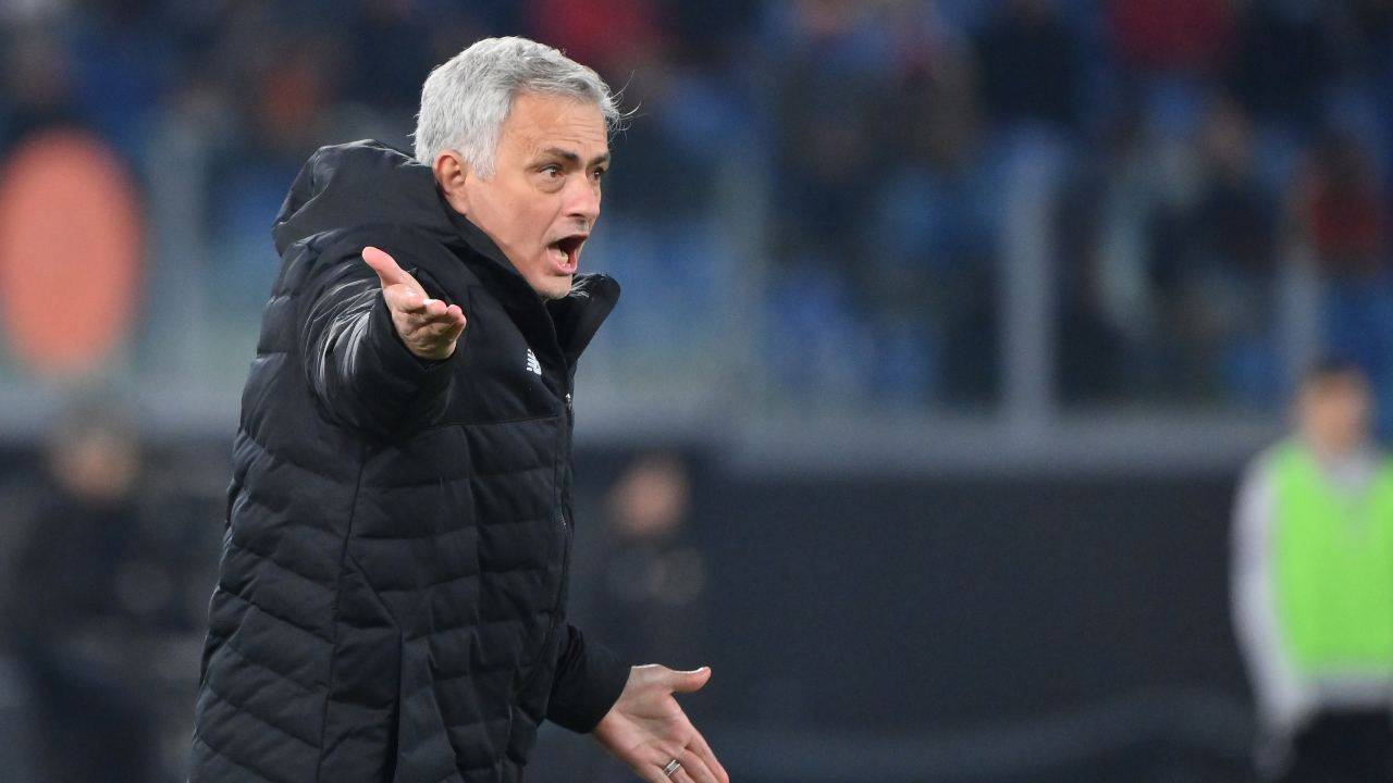 Mourinho urla verso il campo e allarga le braccia Roma