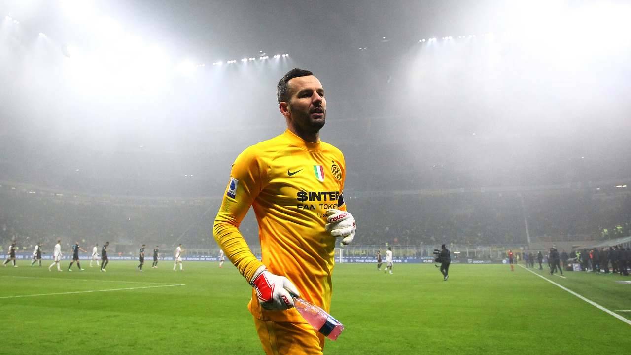 Handanovic cammina in campo Inter