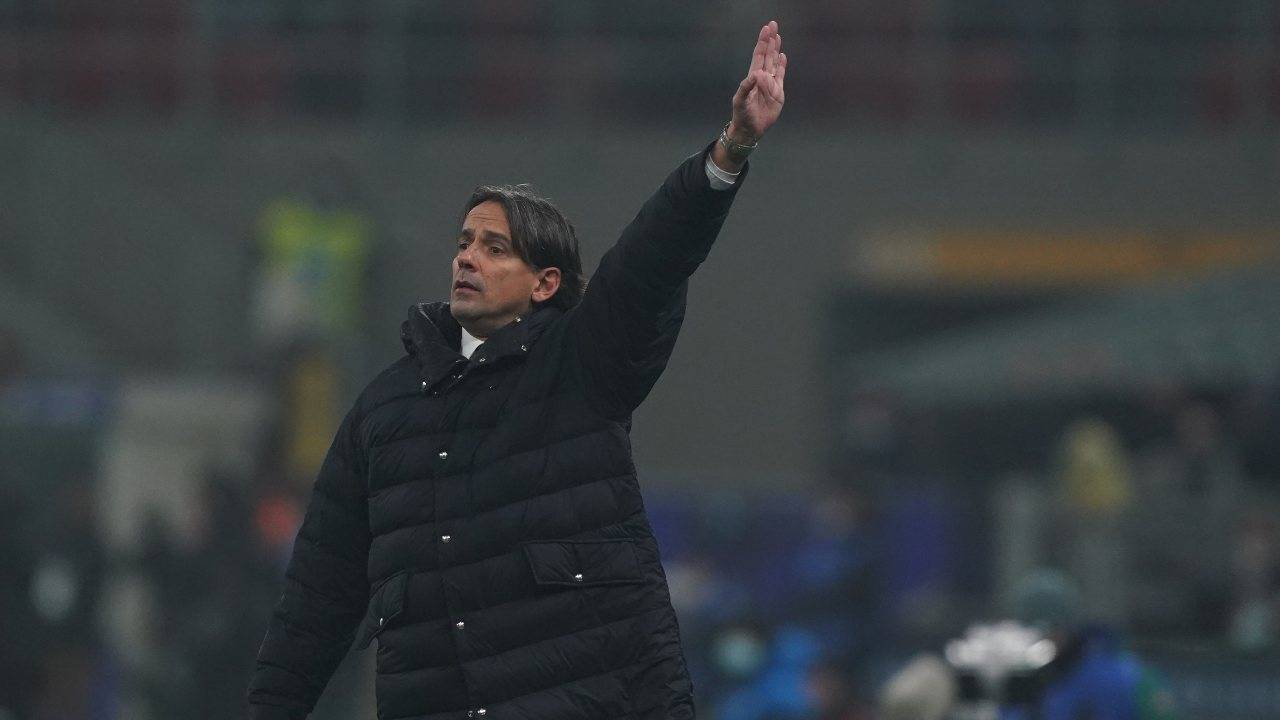 Inzaghi indica in alto con la mano Inter