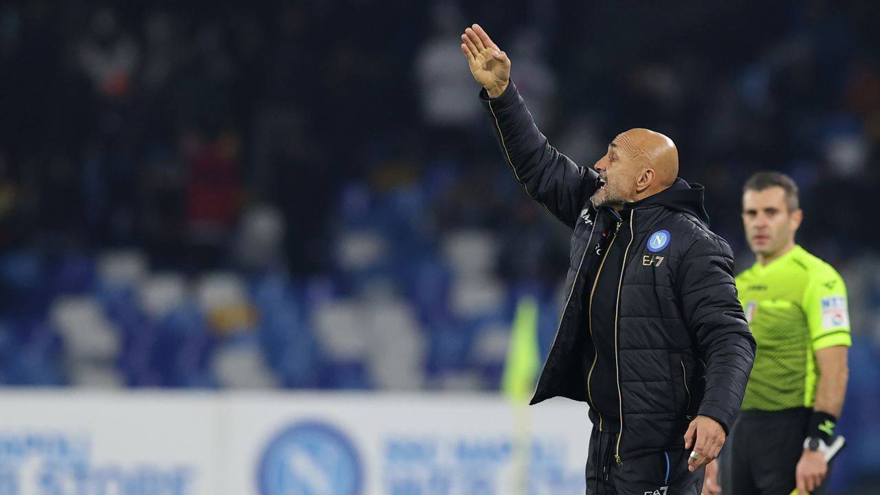 Spalletti indica in alto con la mano Napoli