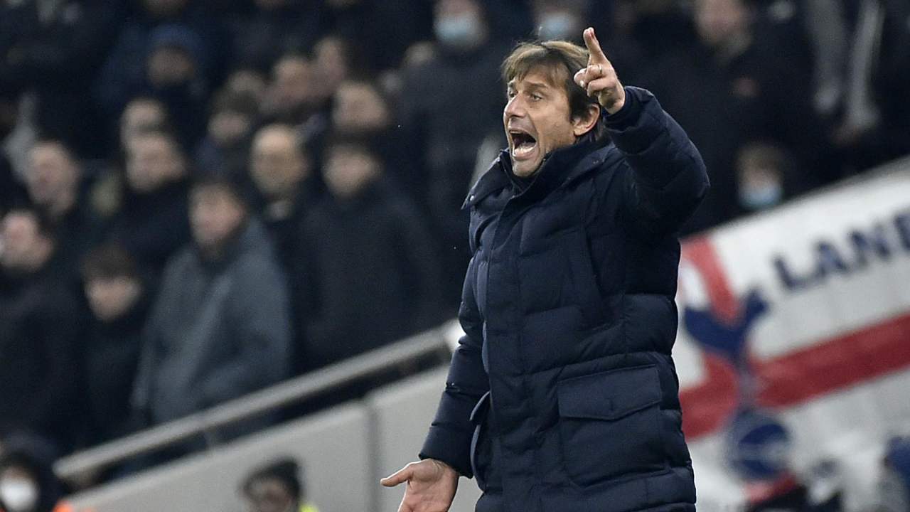 Antonio Conte si sbraccia in panchina