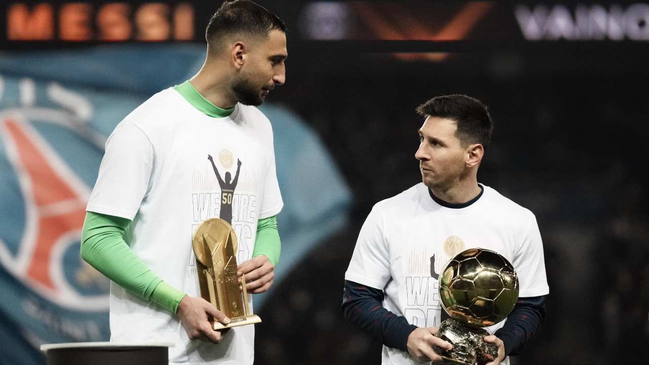 Donnarumma e Messi con i premi vinti recentemente