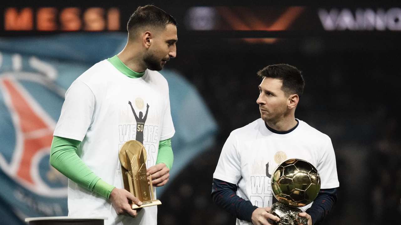 Gigio Donnarumma e Lionel Messi con i premi