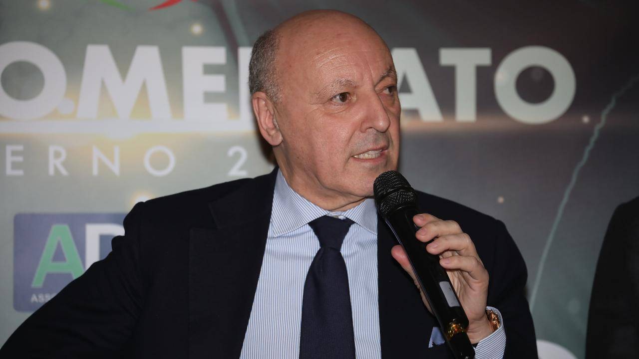 Beppe Marotta parla in pubblico