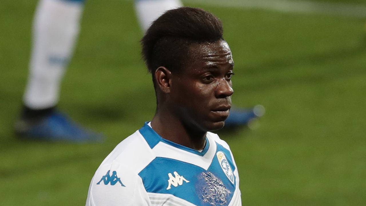 Mario Balotelli pensieroso