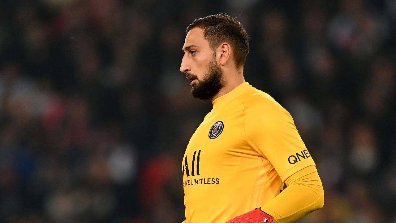 Donnarumma guarda in basso PSG