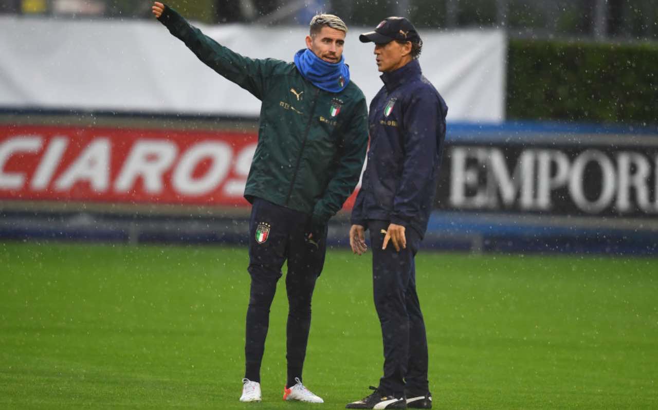 Mancini dà indicazioni a Jorginho in allenamento