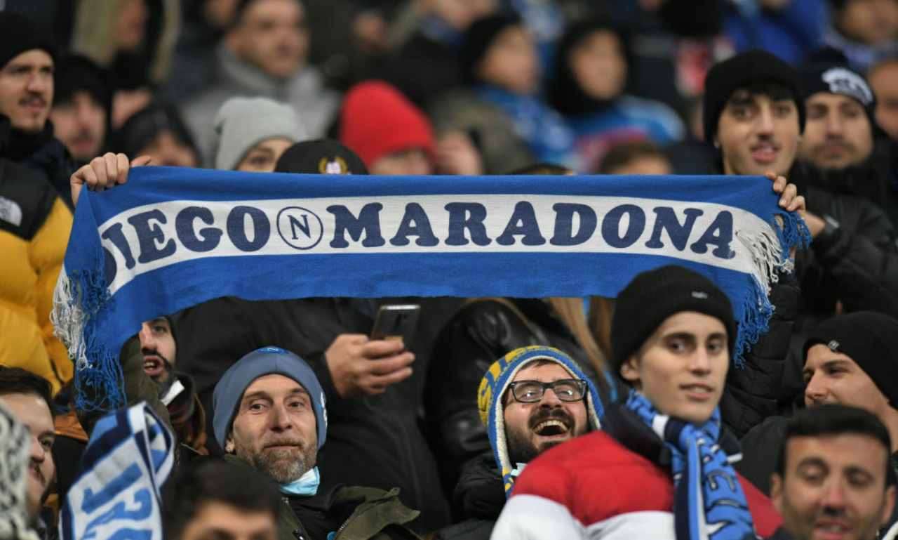 Tifosi del Napoli con sciarpa di Maradona