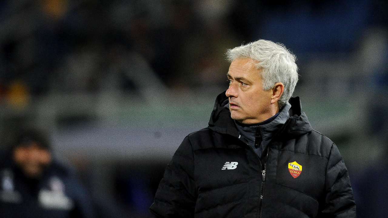 Mourinho guarda di lato Roma