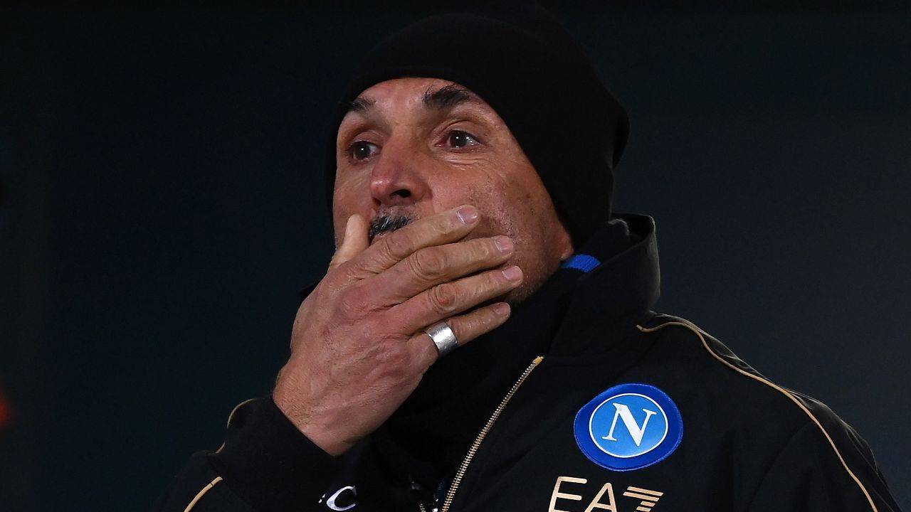 Spalletti con la mano sulla faccia preoccupato Napoli