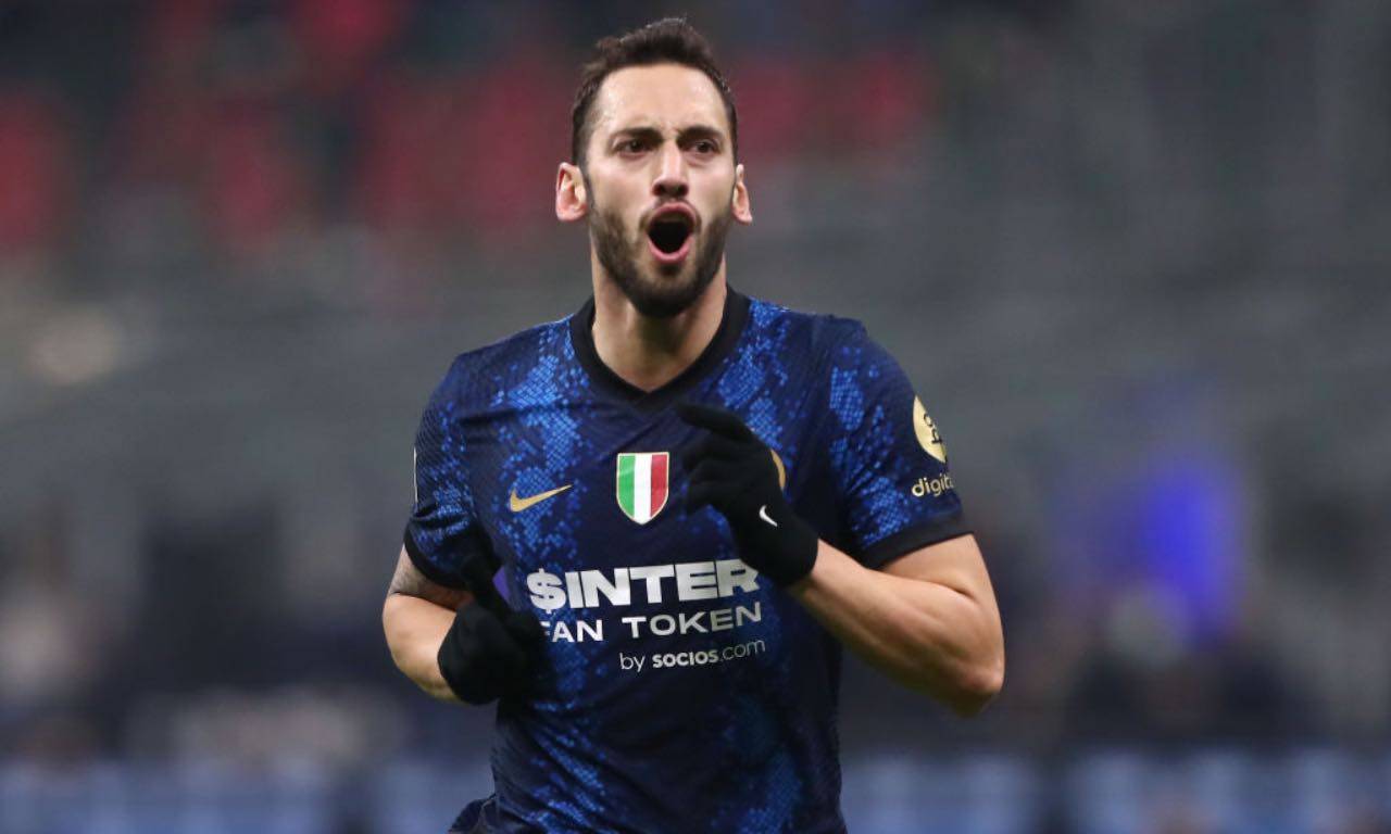 Calhanoglu con l'Inter