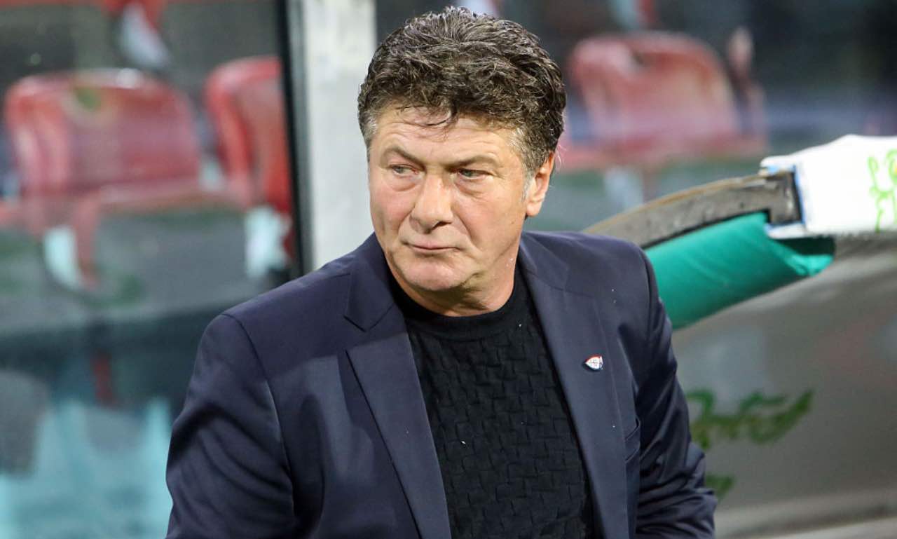 Mazzarri osserva perplesso sulla panchina del Cagliari