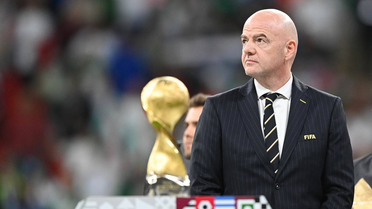 Infantino guarda in alto con la coppa Mondiali