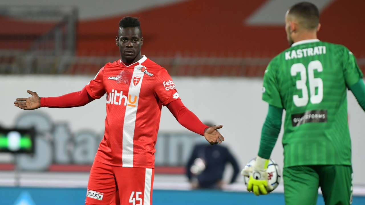 Balotelli durante la sua ultima partita con la maglia del Monza