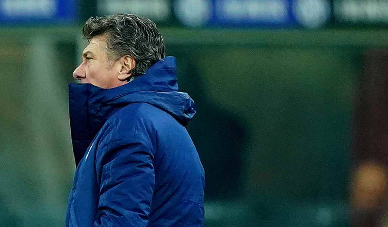 Mazzarri di spalle