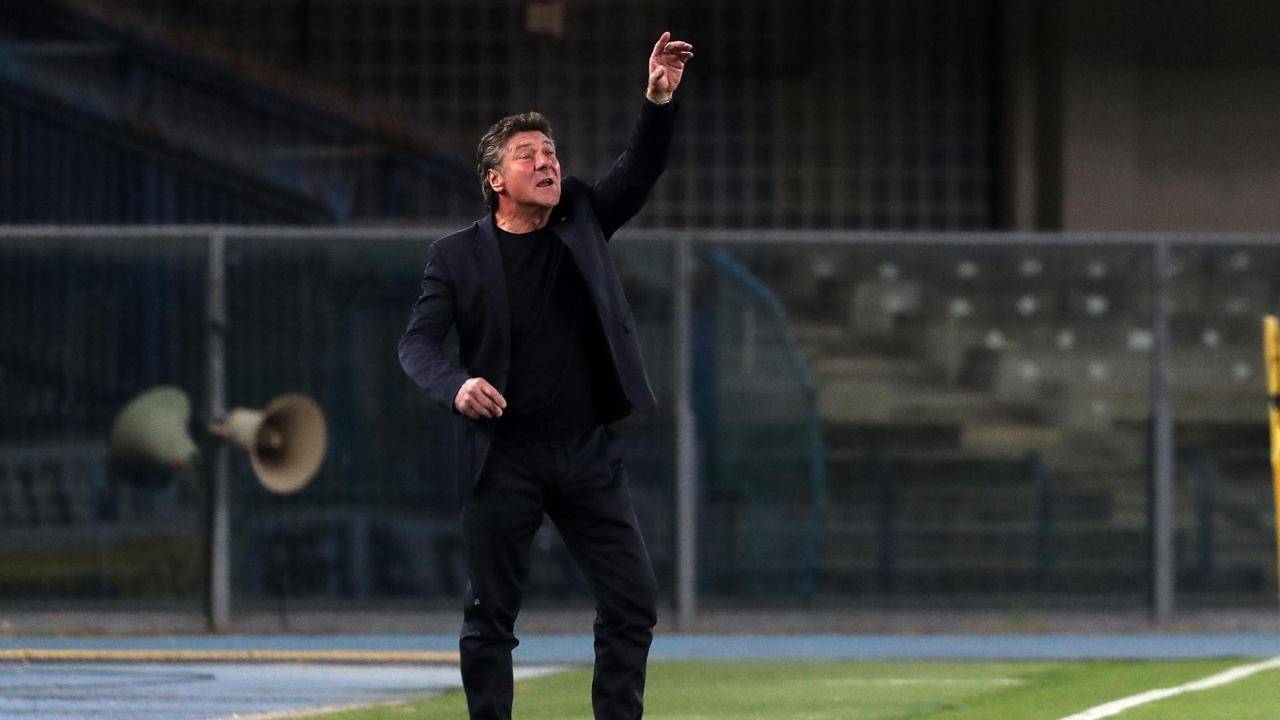 Mazzarri in panchina durante Cagliari-Torino