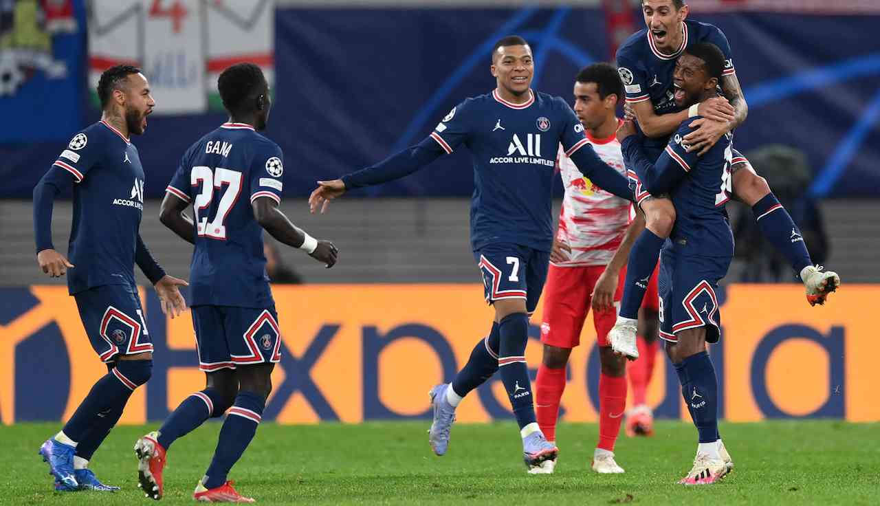 Mbappè esulta con i compagni dopo il gol