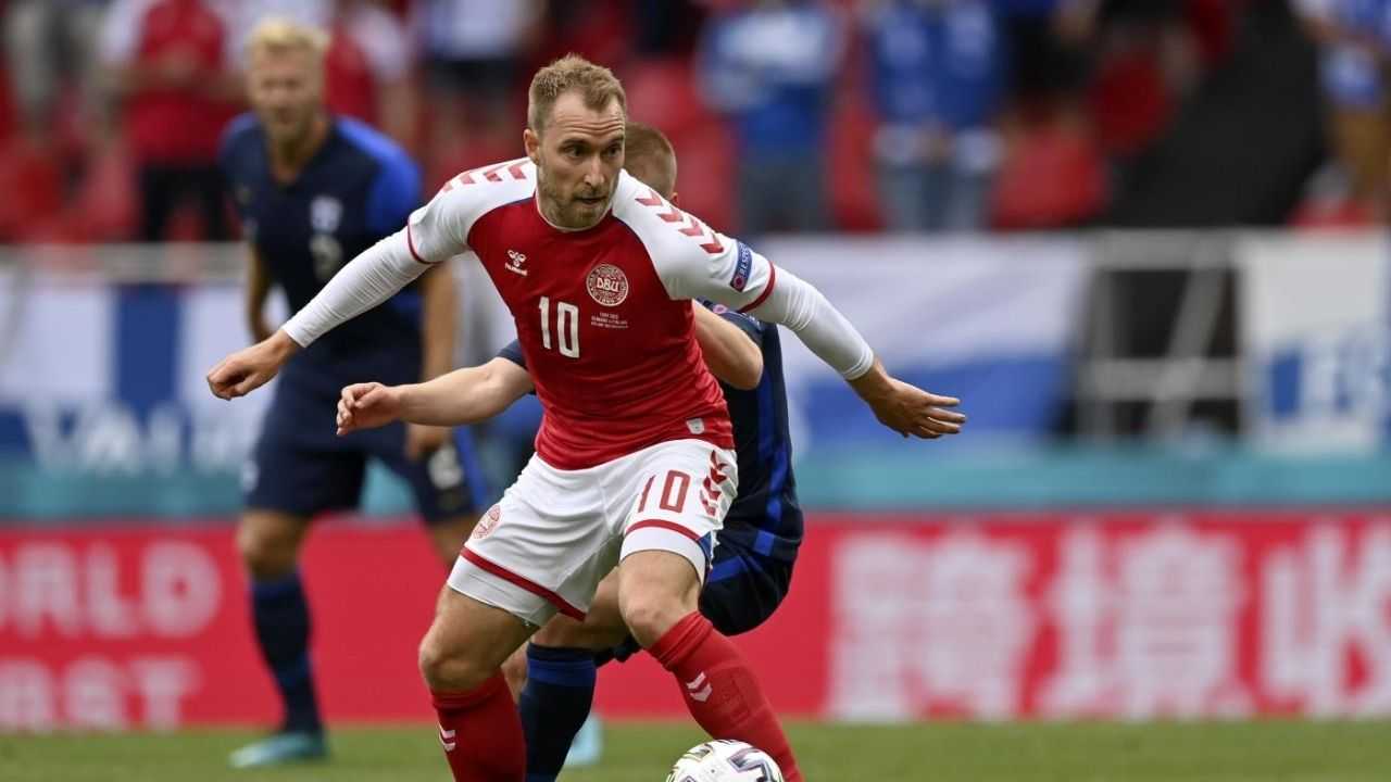 Eriksen in azione con la Danimarca