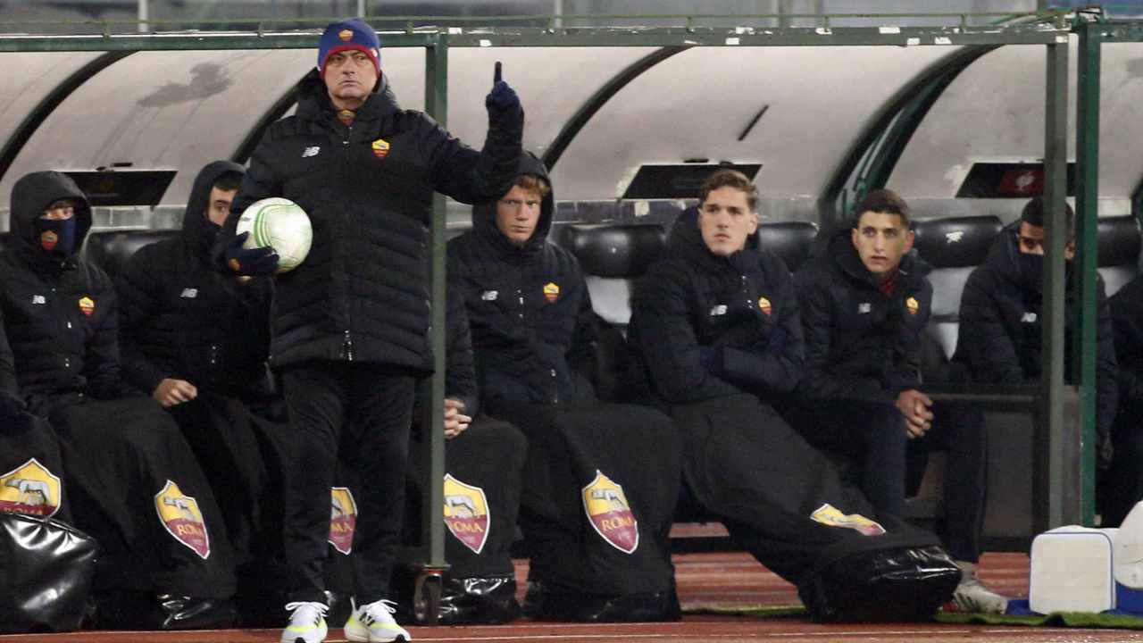 Mourinho in panchina nel match tra Roma e CKSA Sofia