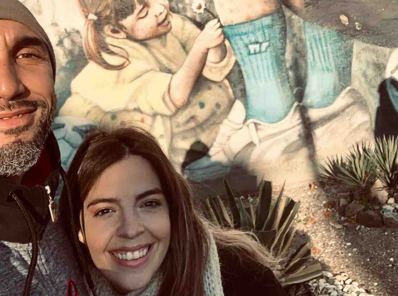 Dalma Maradona e Mario Casti al murales del Centro Paradiso di Soccavo