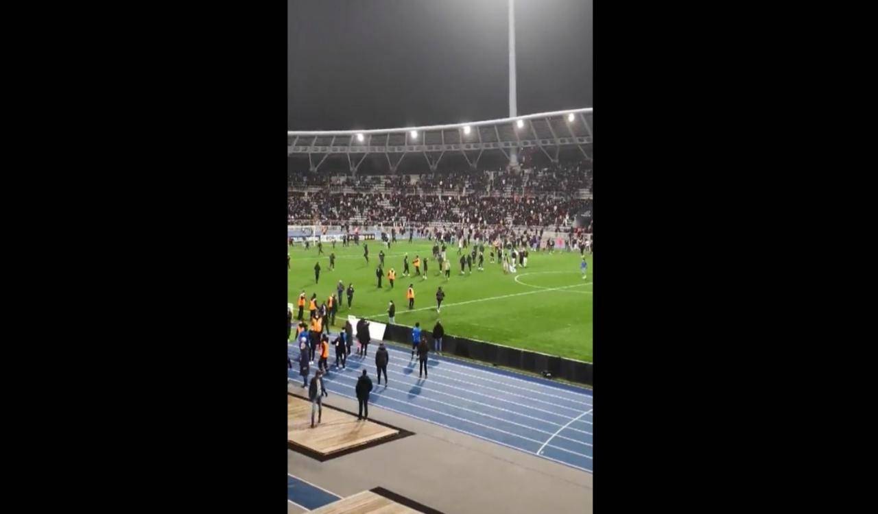 Tifosi in campo durante l'intervallo del match di Coppa di Francia tra Paris Fc e Olympique Lione