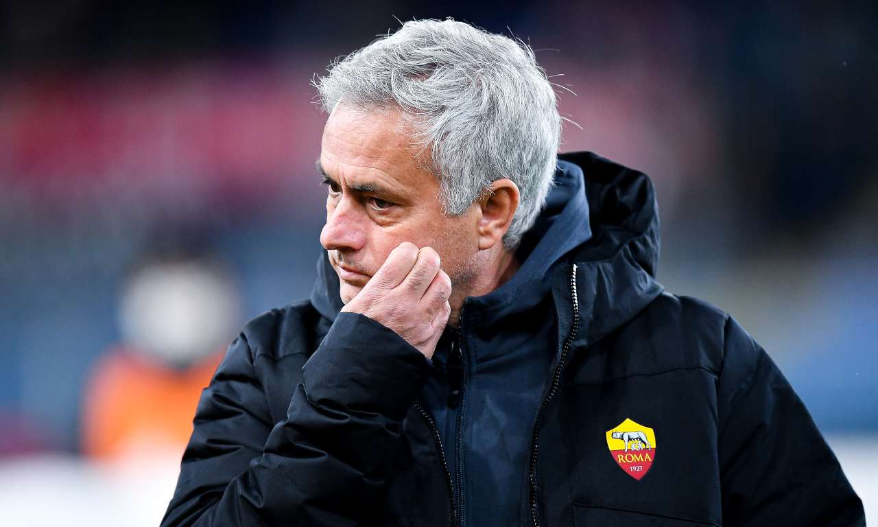 Roma, Mourinho si tocca il viso