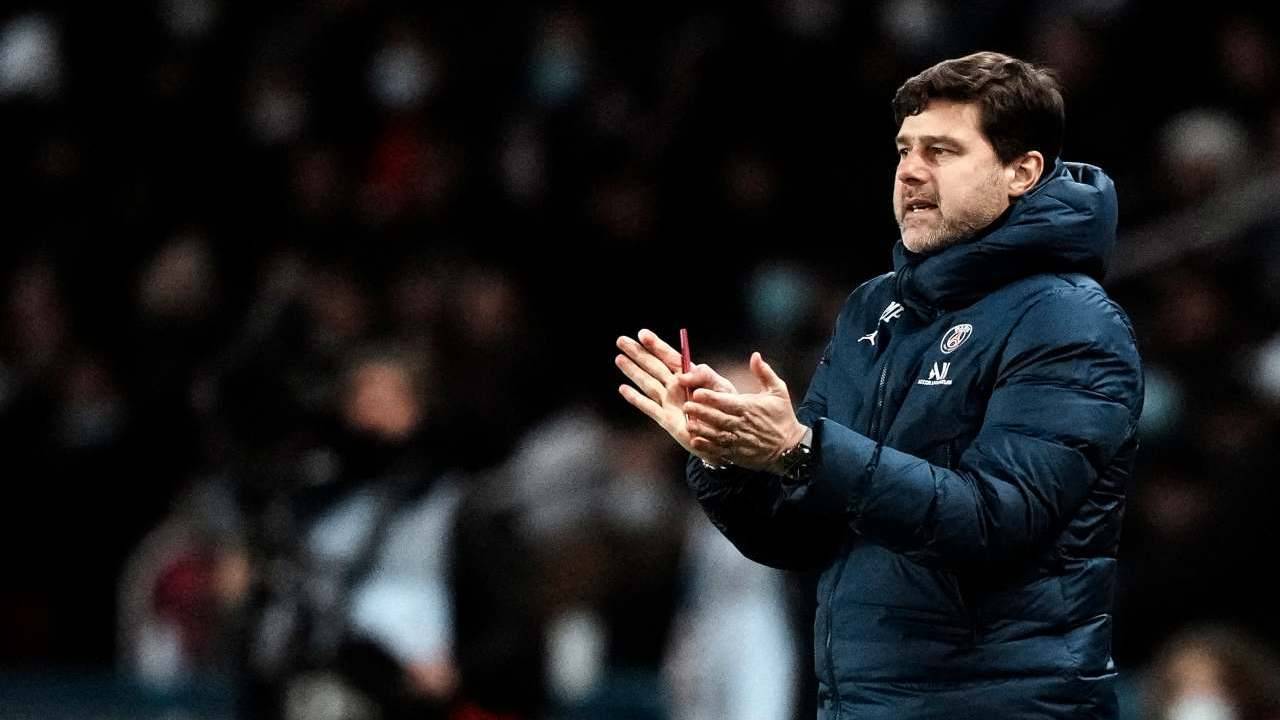 Pochettino da indicazioni ai giocatori del PSG