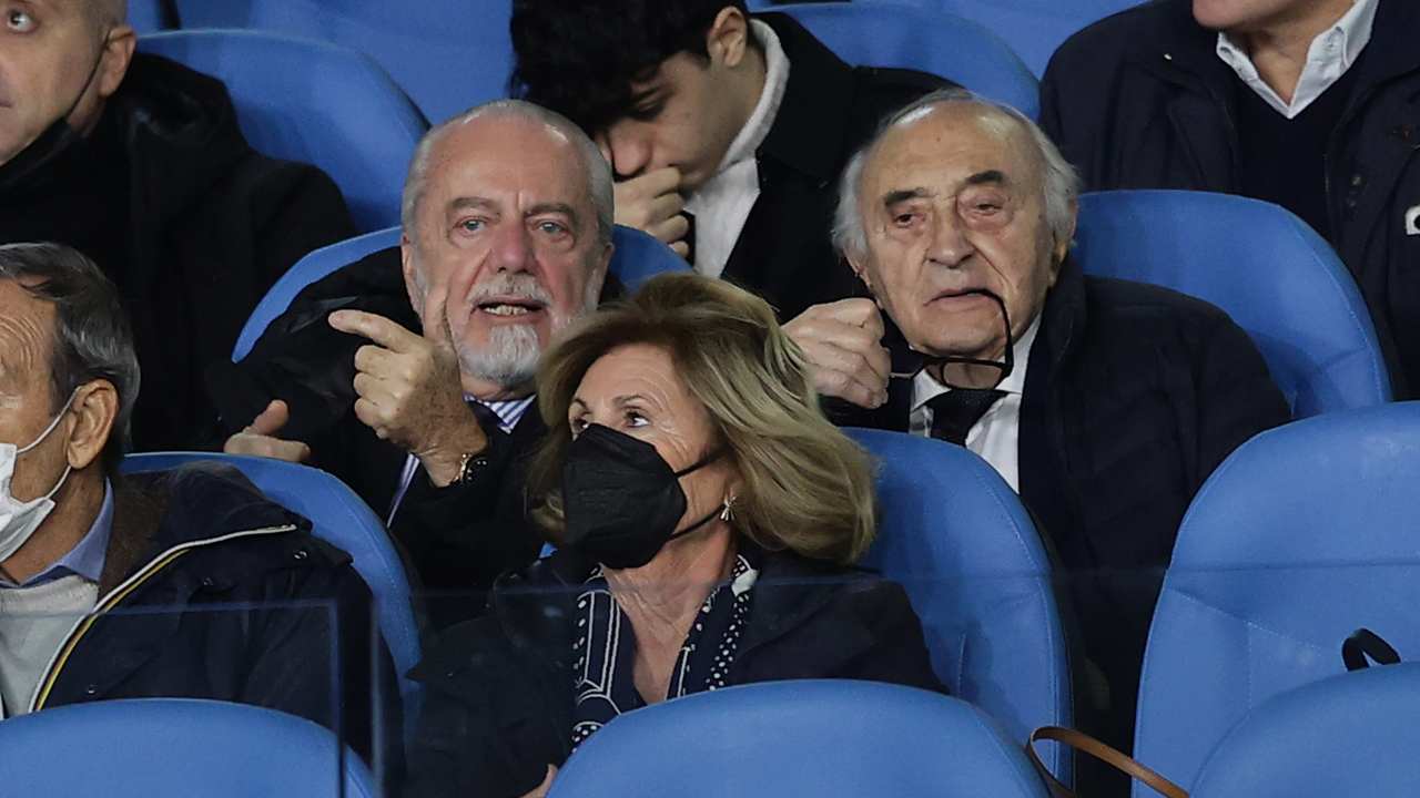 De Laurentiis parla e indica davanti Napoli