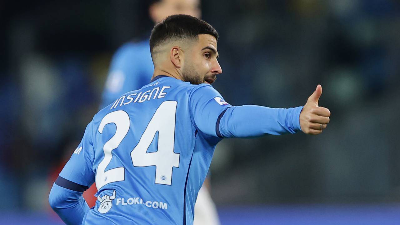 Insigne fa segno con pollice in su Napoli