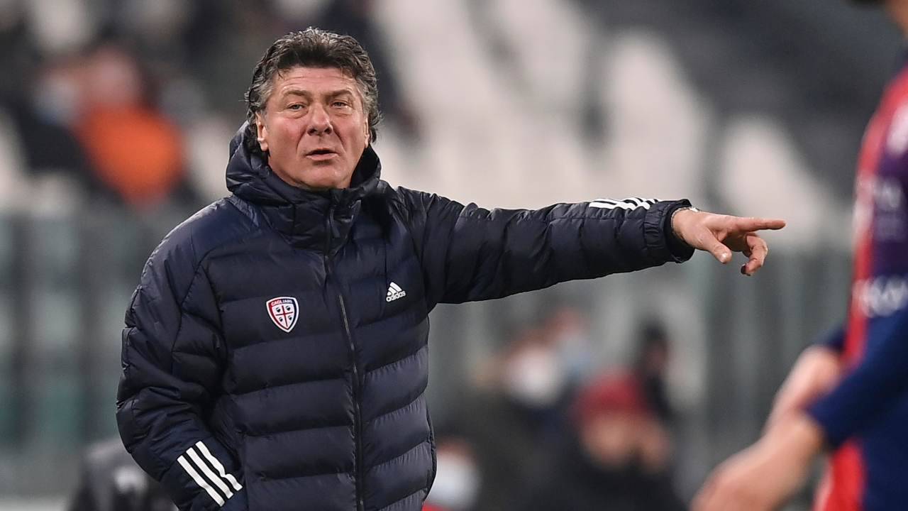 Mazzarri indica di lato e parla Cagliari