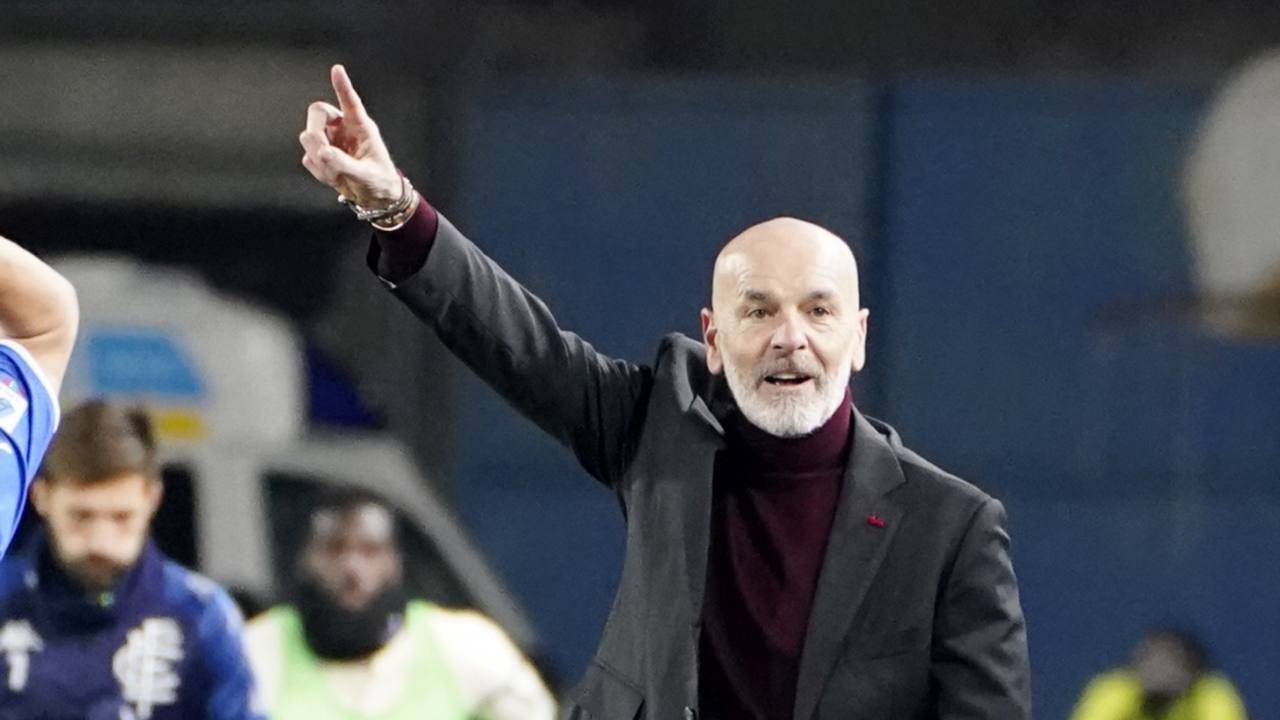 Pioli indica di lato con la mano Milan