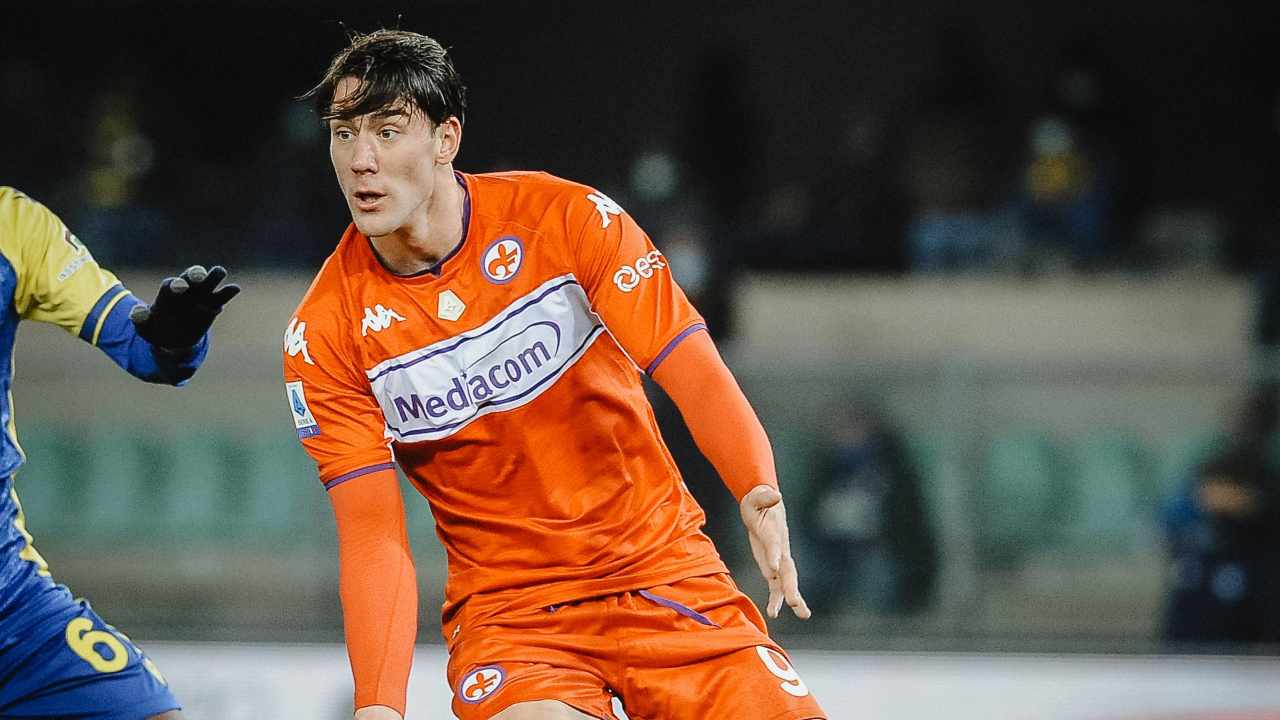 Vlahovic indica e chiama palla Fiorentina