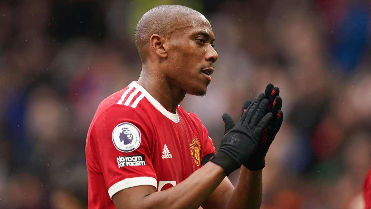 Martial applaude verso i compagni Manchester United 