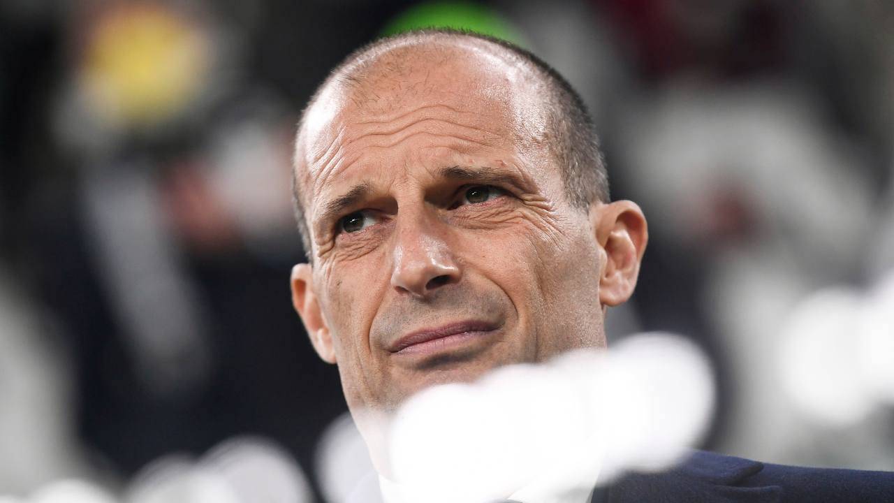 Allegri guarda preoccupato Juventus