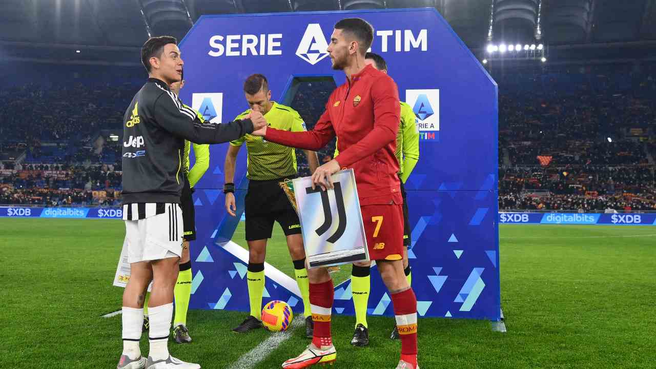 Pellegrini e Dybala si stringono la mano