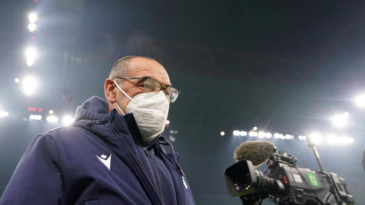 Sarri a bordocampo pensieroso Lazio