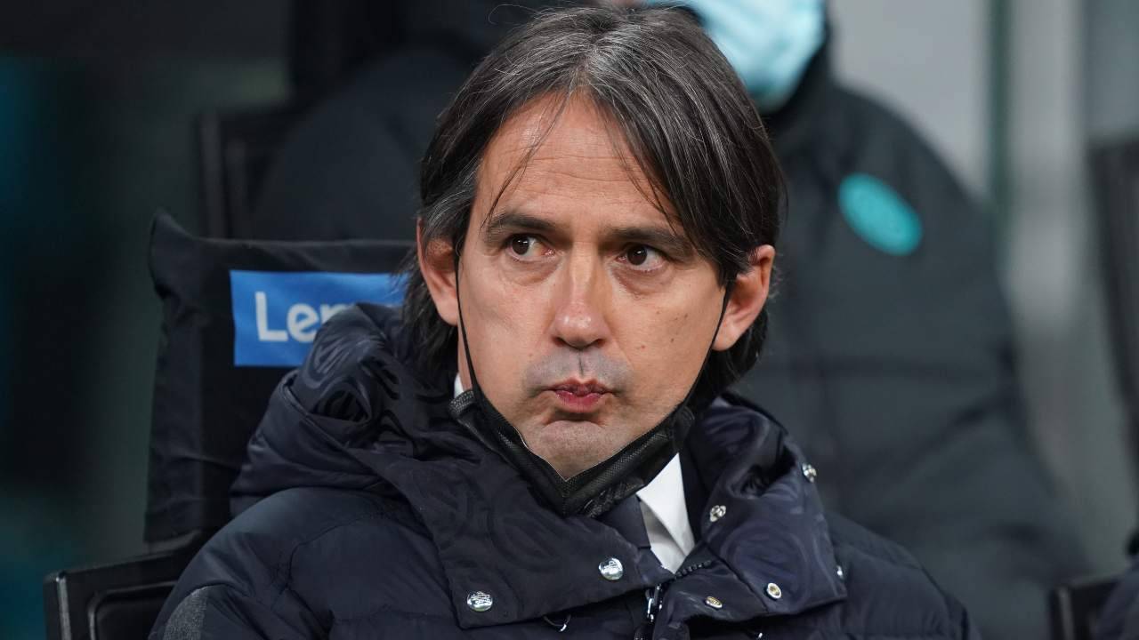 Inzaghi pensieroso in panchina Inter