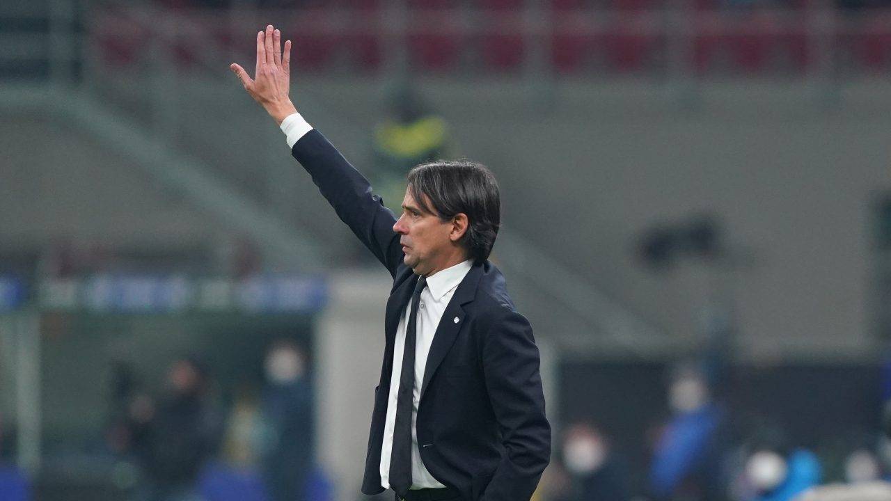 Inzaghi indica con il braccio in alto Inter