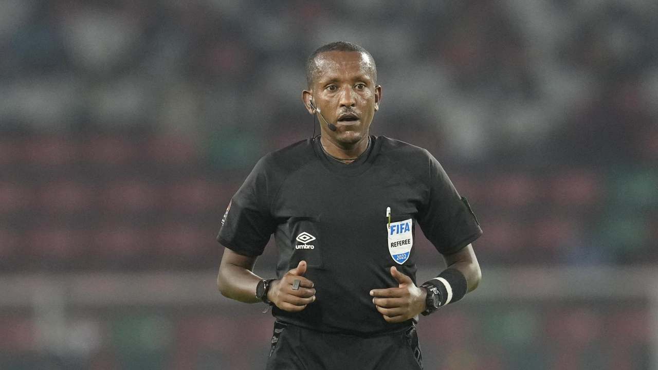 Arbitro corre e guarda preoccupato Coppa d'Africa