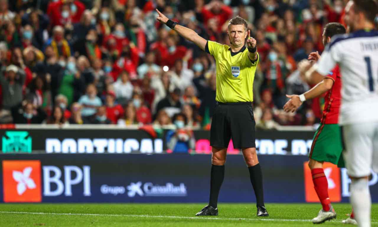 L'arbitro Orsato dirige Portogallo-Serbia