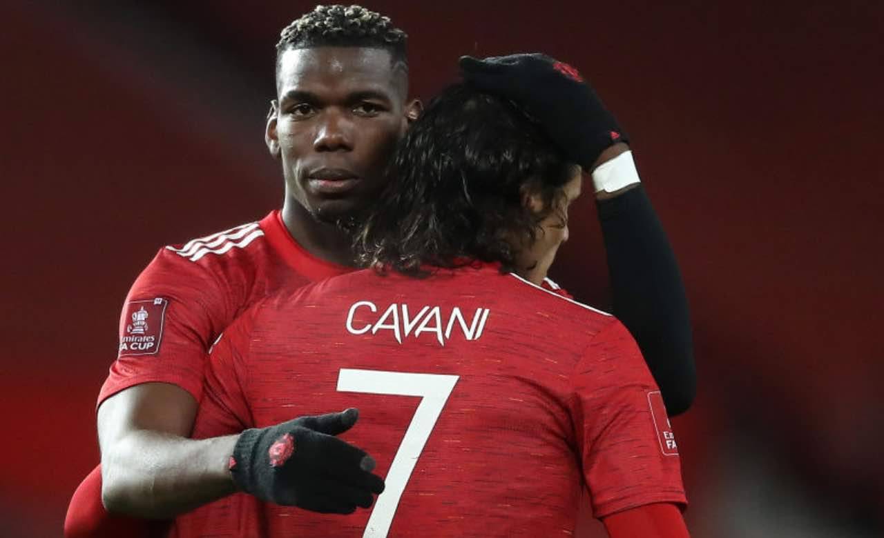 Cavani e Pogba si abbracciano in campo