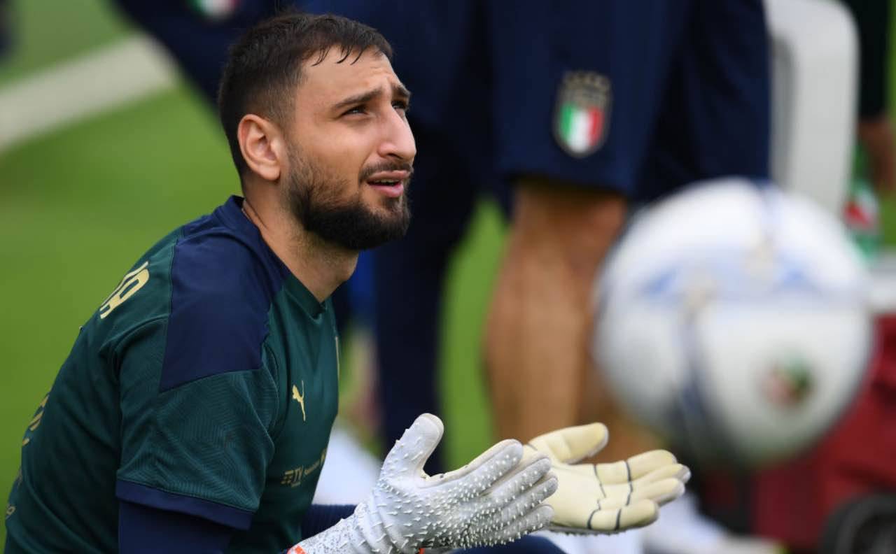 Donnarumma riposa durante un allenamento con l'Italia