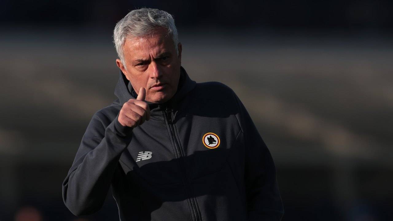 Mourinho fa segno con pollice in su Roma