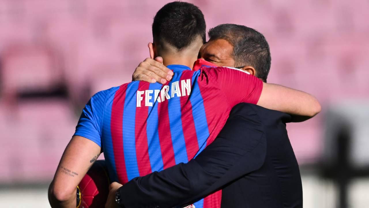 Ferran Torres e Laporta si abbracciano Barcellona