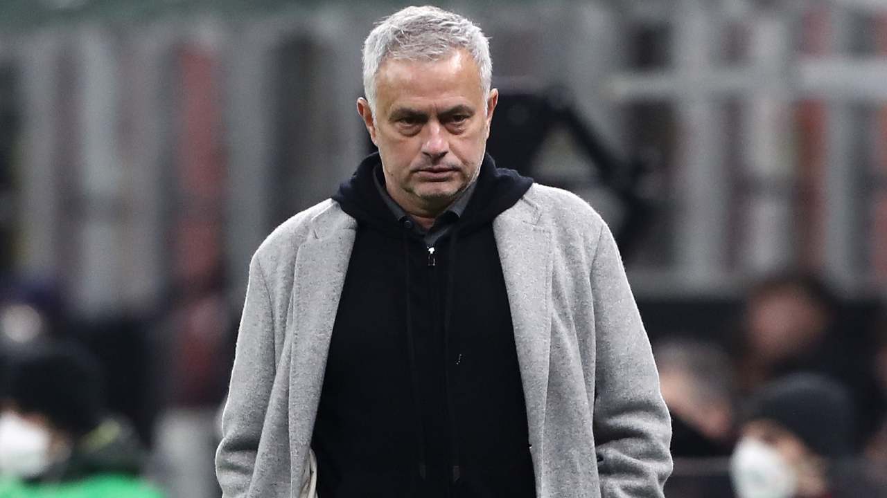 Josè Mourinho pensieroso