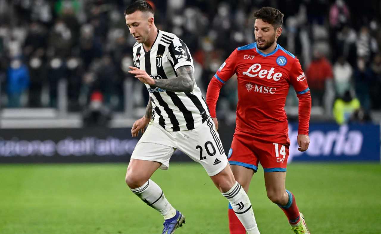 Mertens marca Bernardeschi