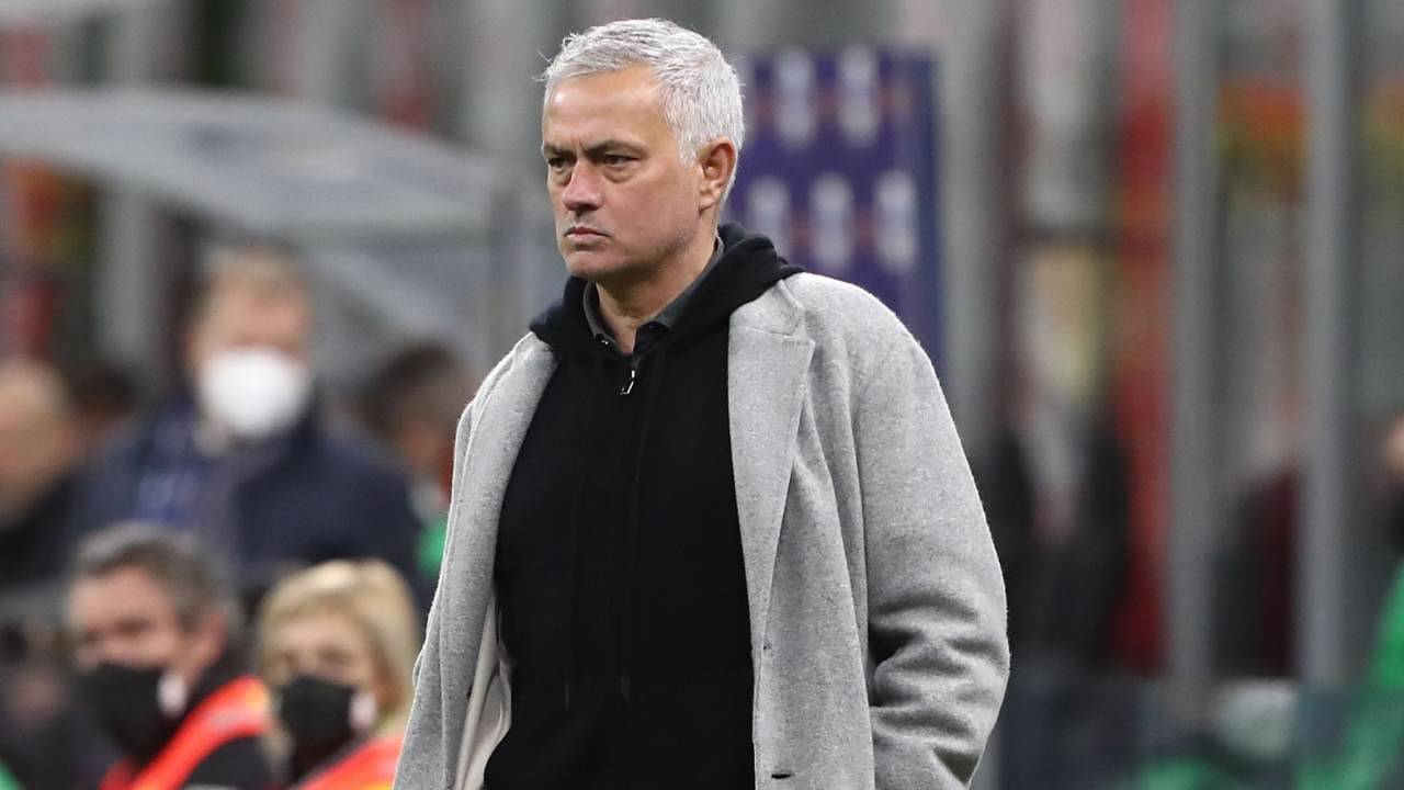 Josè Mourinho pensieroso